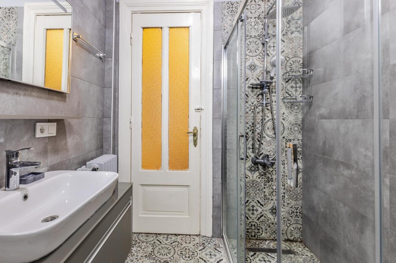 Flat With Balcony And Bosphorus View In Beyoglu Appartement Istanboel Buitenkant foto