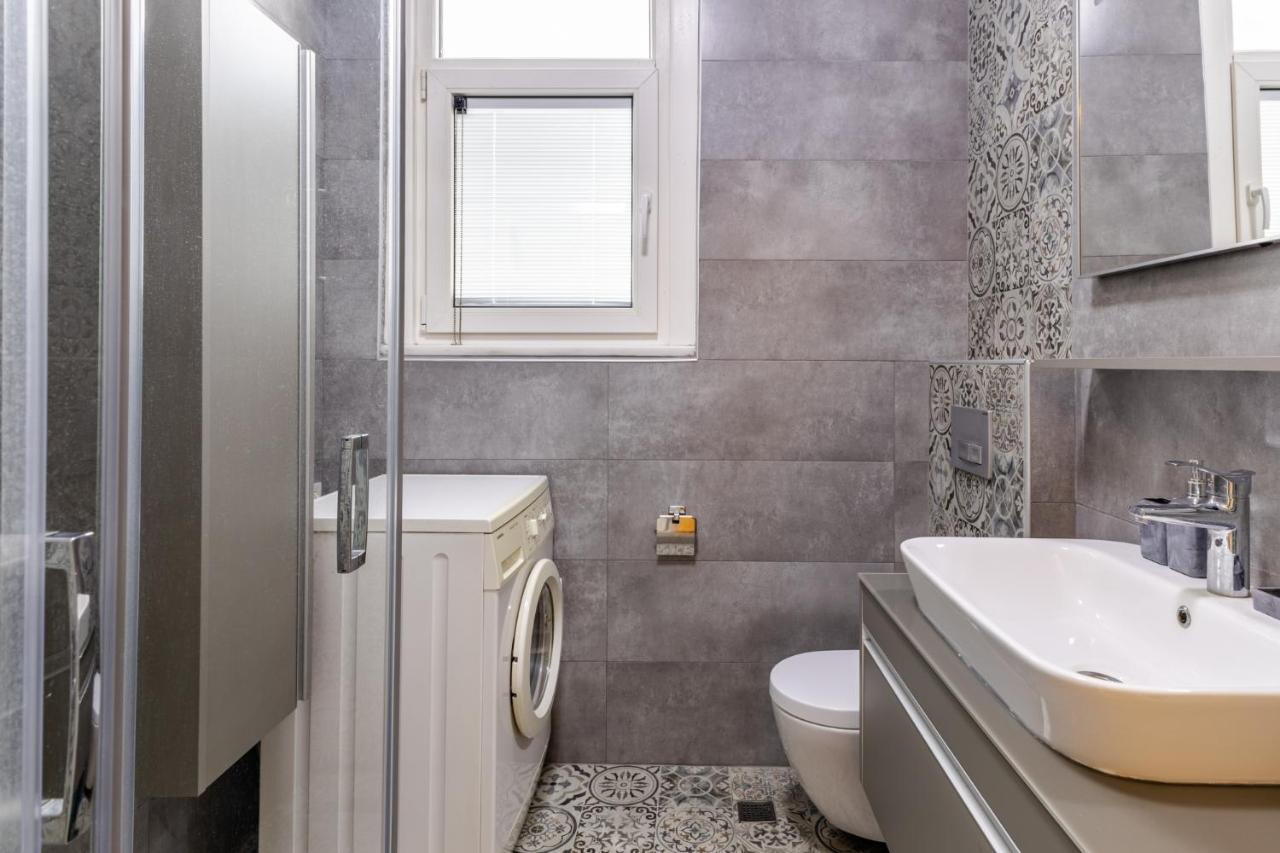 Flat With Balcony And Bosphorus View In Beyoglu Appartement Istanboel Buitenkant foto
